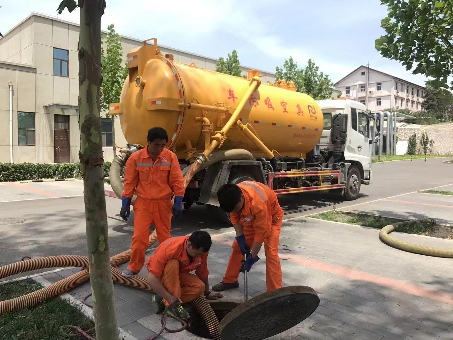 美兰管道疏通车停在窨井附近