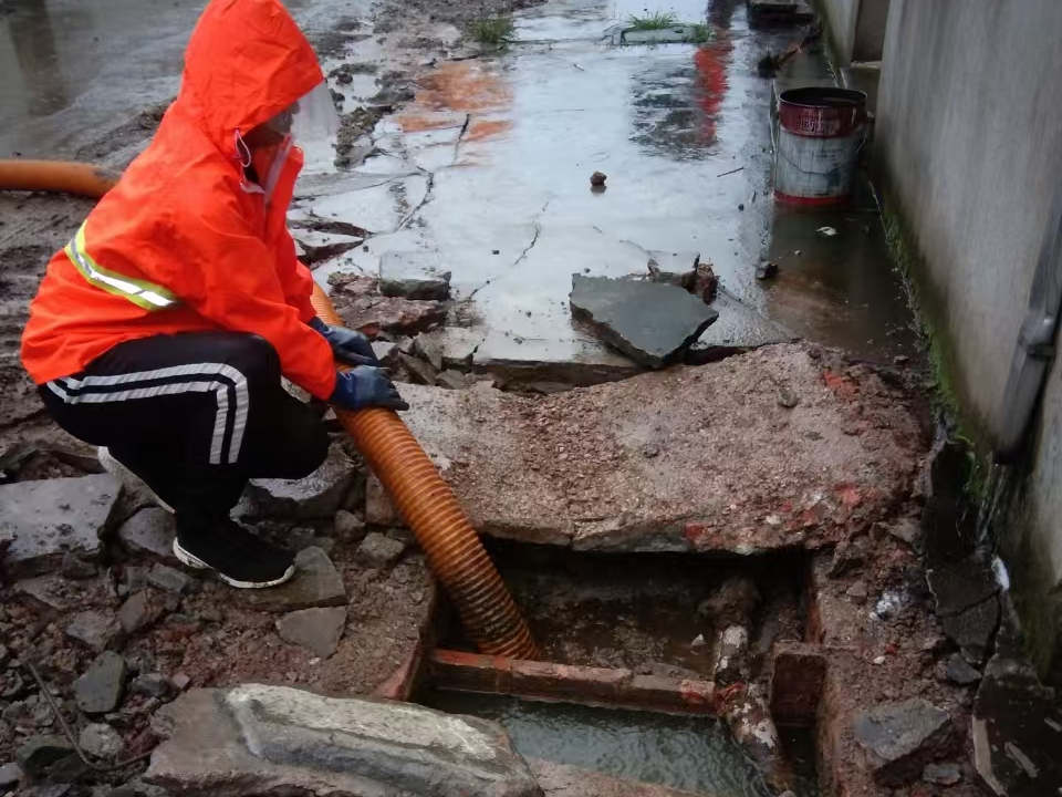 美兰专业清理污水池 炜誉市政以规范流程守护城市 “肠道”